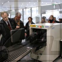 Милиция задержала мужчину, который раздавал прохожим деньги