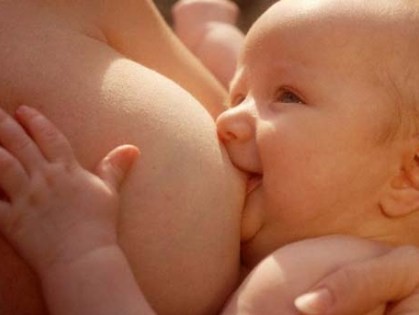 Почему стоит кормить ребенка грудным молоком