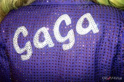 Lady Gaga сходит с ума за кулисами своего шоу