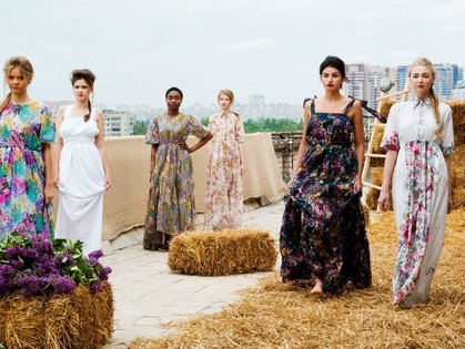 Открытие летней площадки Eshta Studio: цветастые платья и стоги сена