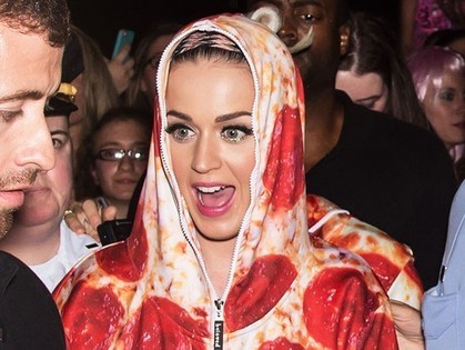 Курящая дочь Мадонны, Кэти Перри в костюме пиццы и другие: подборка звезд за эту неделю