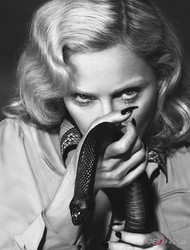 Гламурная и голая: новая фотосессия Мадонны топлесс