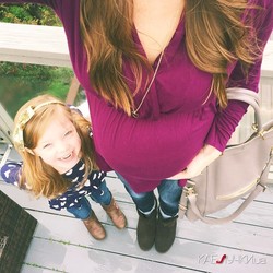 Беременная мама с дочерью ведут мимимишный инстаграм