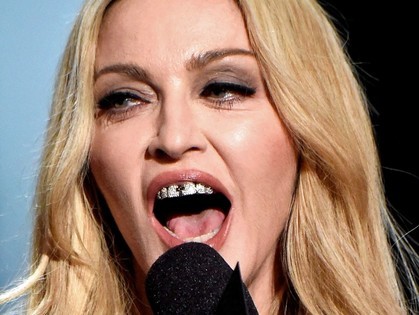 Ким Кардашиан показала дочь, а Мадонна бриллиантовые зубы: последние новости от папарацци