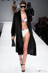 Сыр, поп-корн и Макдональдс - показ Moschino осень-зима 2014/2015