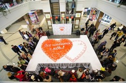 В ТРК «Французский бульвар» ставят рекорд: самый большой торт-валентинка!
