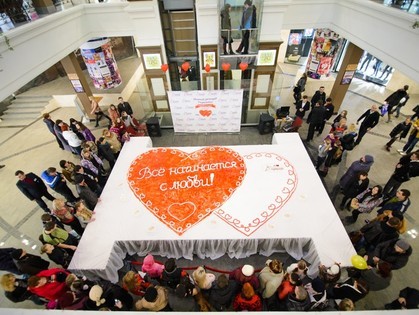 В ТРК «Французский бульвар» ставят рекорд: самый большой торт-валентинка!