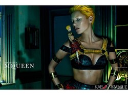 Кейт Мосс стала лицом культовой марки Alexander McQueen