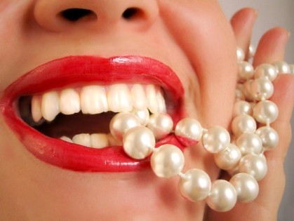 Как безопасно отбелить зубы в домашних условиях?