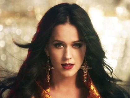 Katy Perry и новый клип: пылающая постель, бриллианты и жемчуга