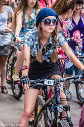 В Харькове прошел «клетчатый» велопробег для девушек
