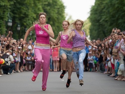 В Харькове девушки соревновались в беге на шпильках за поездку в Европу