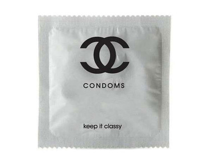 Модный дом Chanel выпустил презервативы и тампоны для модников