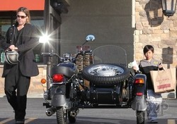 Брэд Питт рассекает по Лос-Анджелесу на мотоцикле «Урал» с коляской