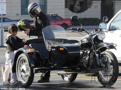 Брэд Питт рассекает по Лос-Анджелесу на мотоцикле «Урал» с коляской