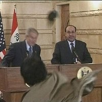 Журналисту, швырнувшему ботинки в Буша, предложили египтянку с приданым 