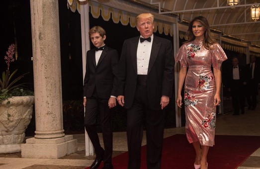 Мелания Трамп встретила Новый год в модном платье с вышивкой и блестками