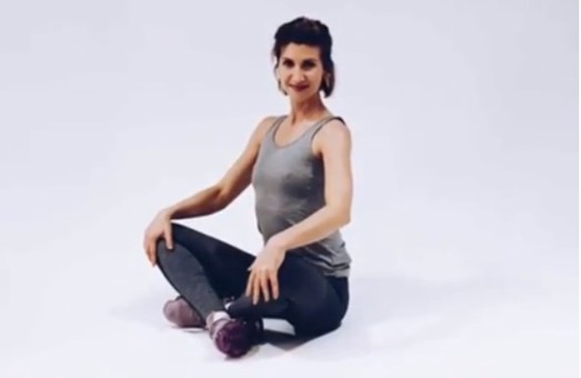 Девушка-волна: Анита Луценко показала упражнение для красивой осанки
